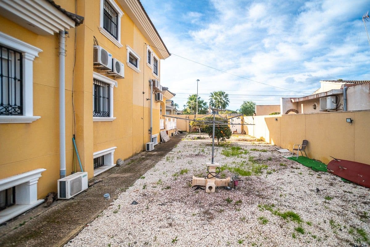 6 soverom Villa til salgs i Torrevieja med svømmebasseng garasje - € 580 000 (Ref: 10032162)