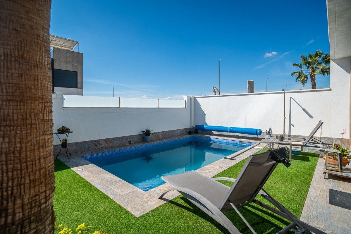 3 slaapkamer Villa te koop in Pilar de la Horadada met zwembad - € 450.000 (Ref: 10032187)