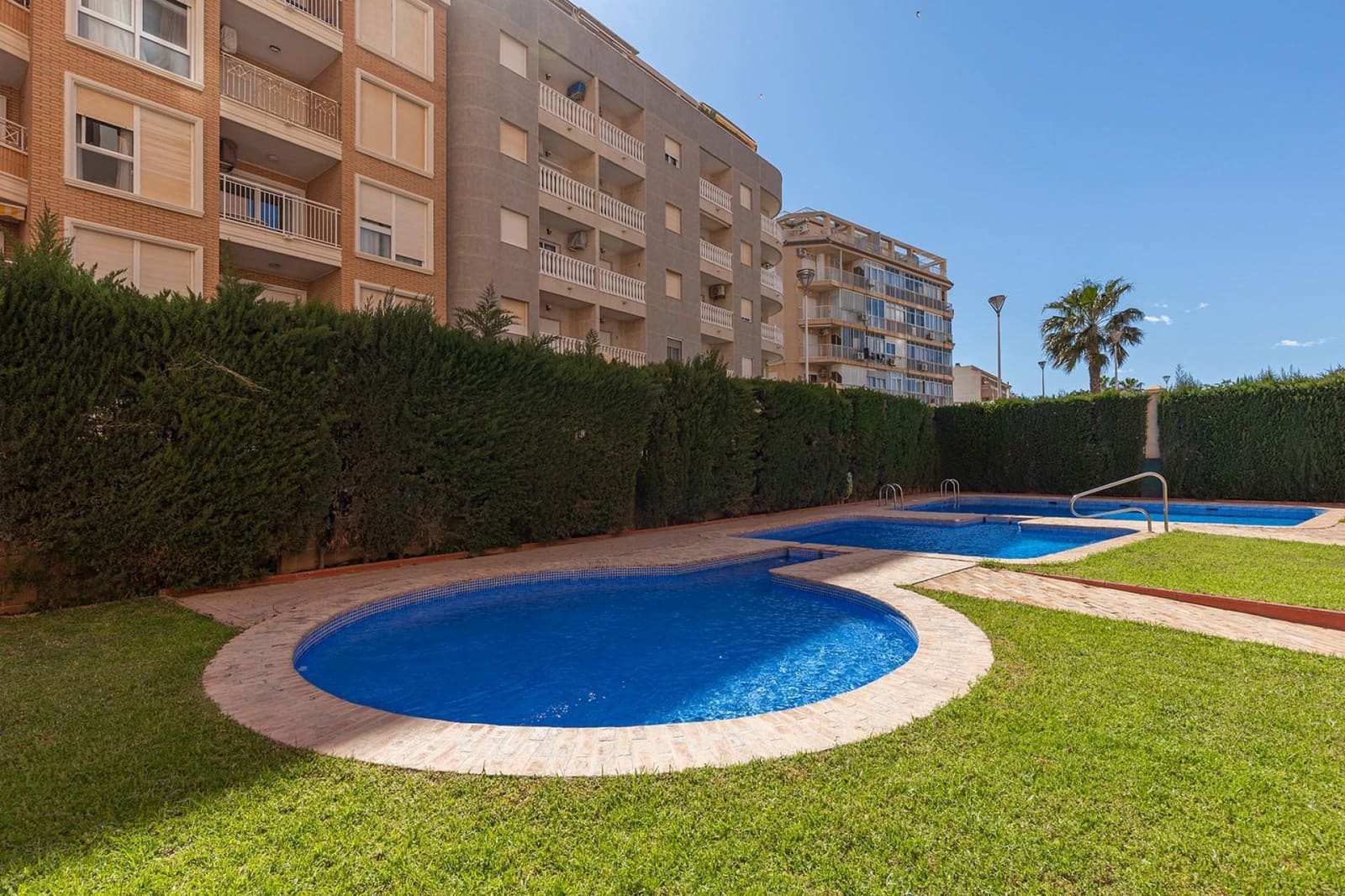 Apartamento de 2 habitaciones en Torrevieja en venta con piscina garaje - 269.500 € (Ref: 10162302)