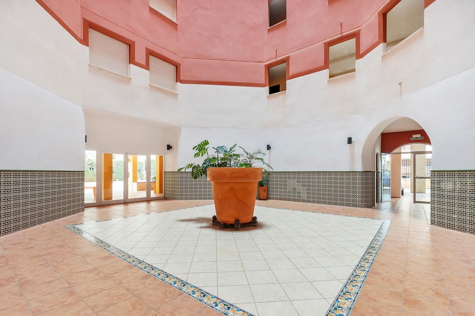 Apartamento de 2 habitaciones en Torrevieja en venta con piscina garaje - 269.500 € (Ref: 10162302)