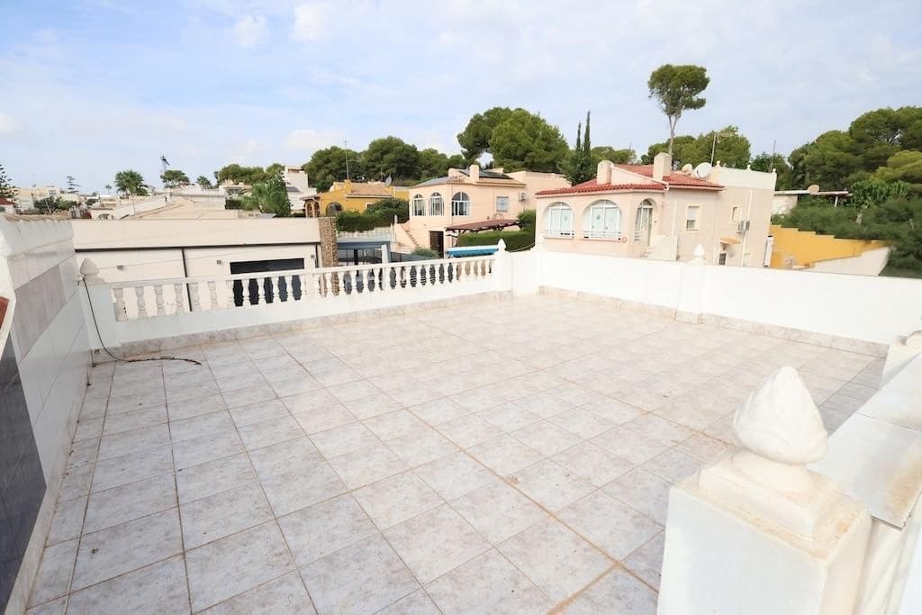 5 soverom Villa til salgs i Torrevieja med svømmebasseng garasje - € 599 000 (Ref: 10162325)