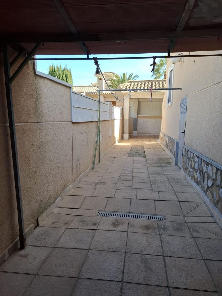 3 sypialnia Willa na sprzedaż w Torrevieja z basenem garażem - 299 995 € (Ref: 9537420)