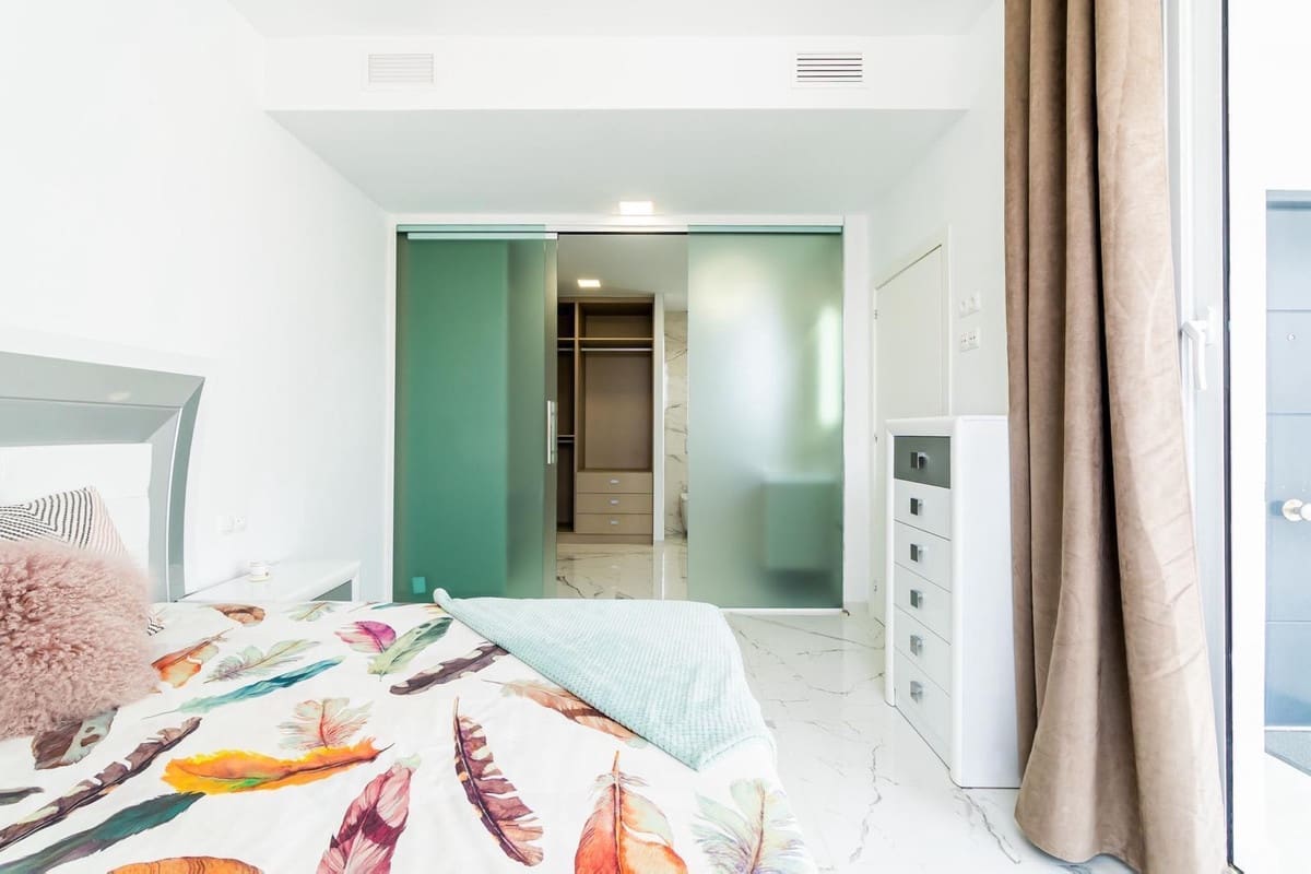 3 makuuhuone Huvila myytävänä paikassa La Zenia mukana uima-altaan 
autotalli - 575 000 € (Ref: 9541387)