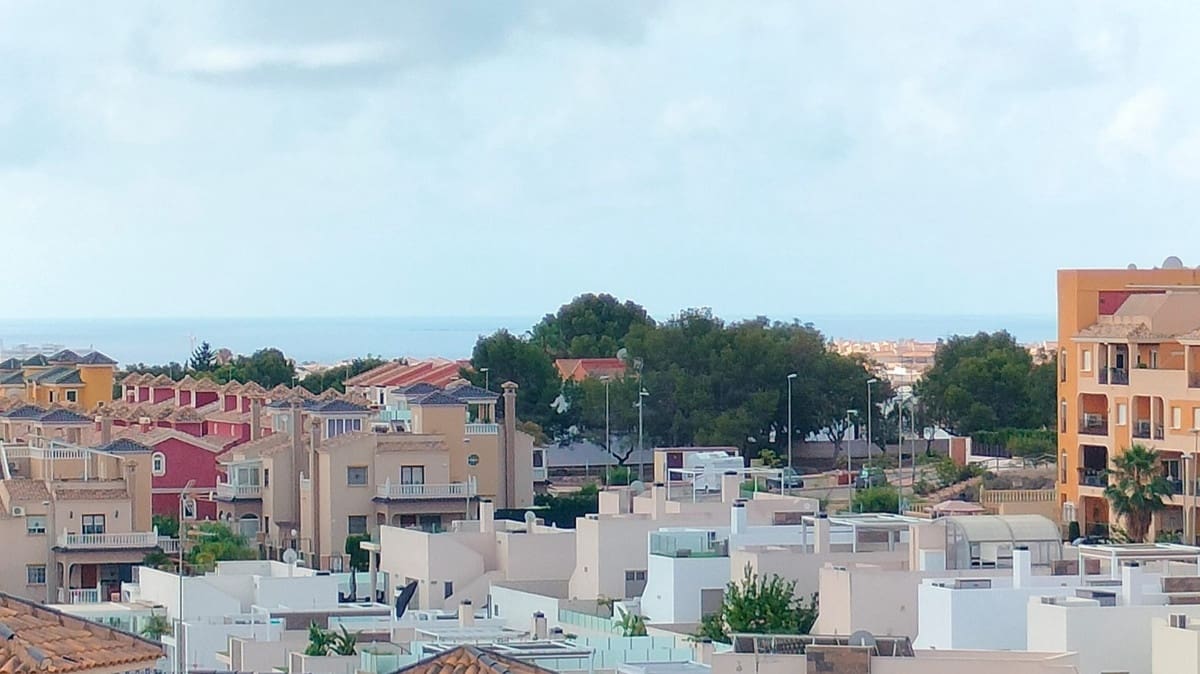 3 makuuhuone Huvila myytävänä paikassa La Zenia mukana uima-altaan 
autotalli - 575 000 € (Ref: 9541387)