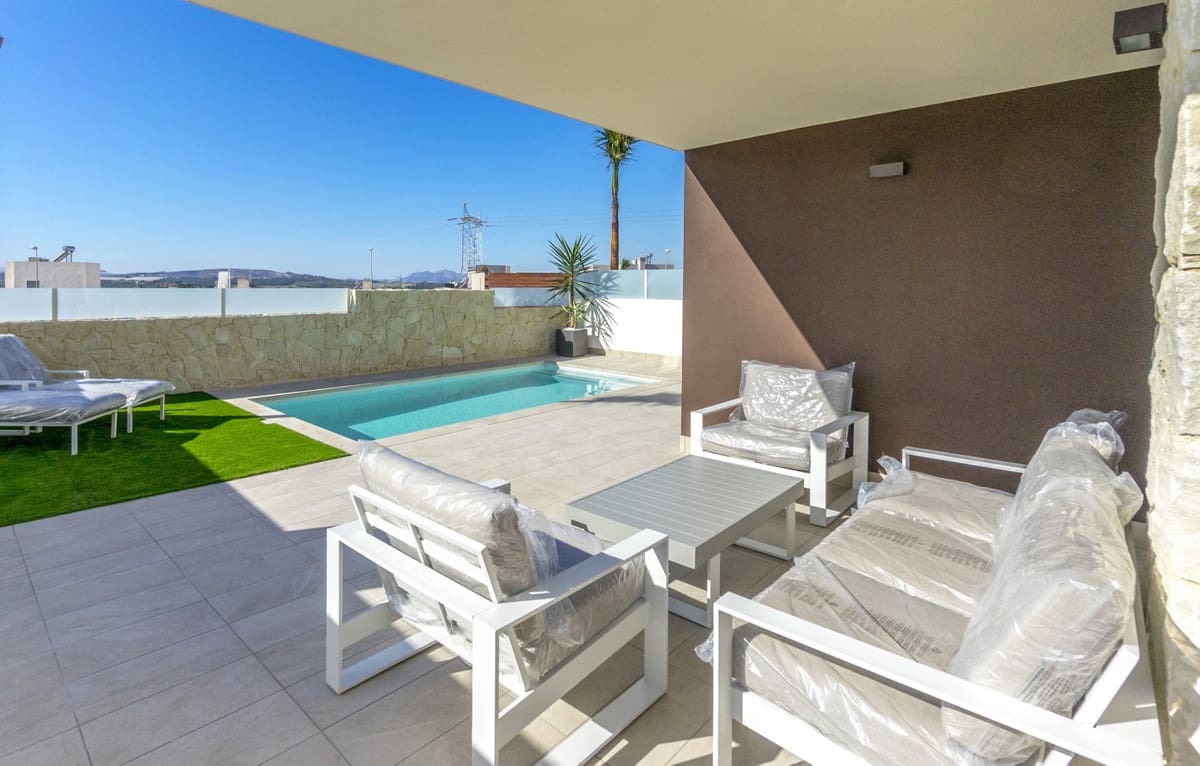 3 bedroom Villa for sale in Ciudad Quesada with pool garage - € 649,000 (Ref: 9541393)