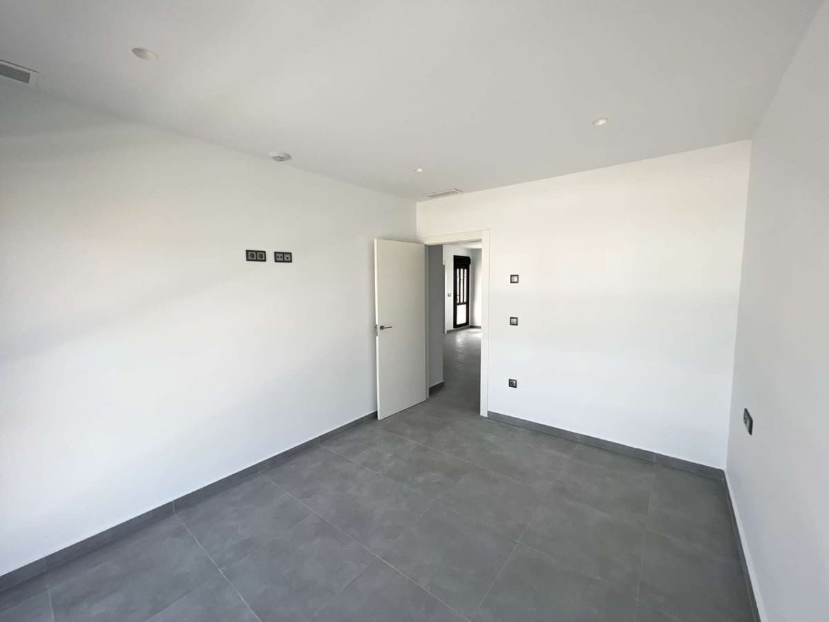 5 slaapkamer Villa te koop in Torrevieja met zwembad garage - € 1.200.000 (Ref: 9541397)