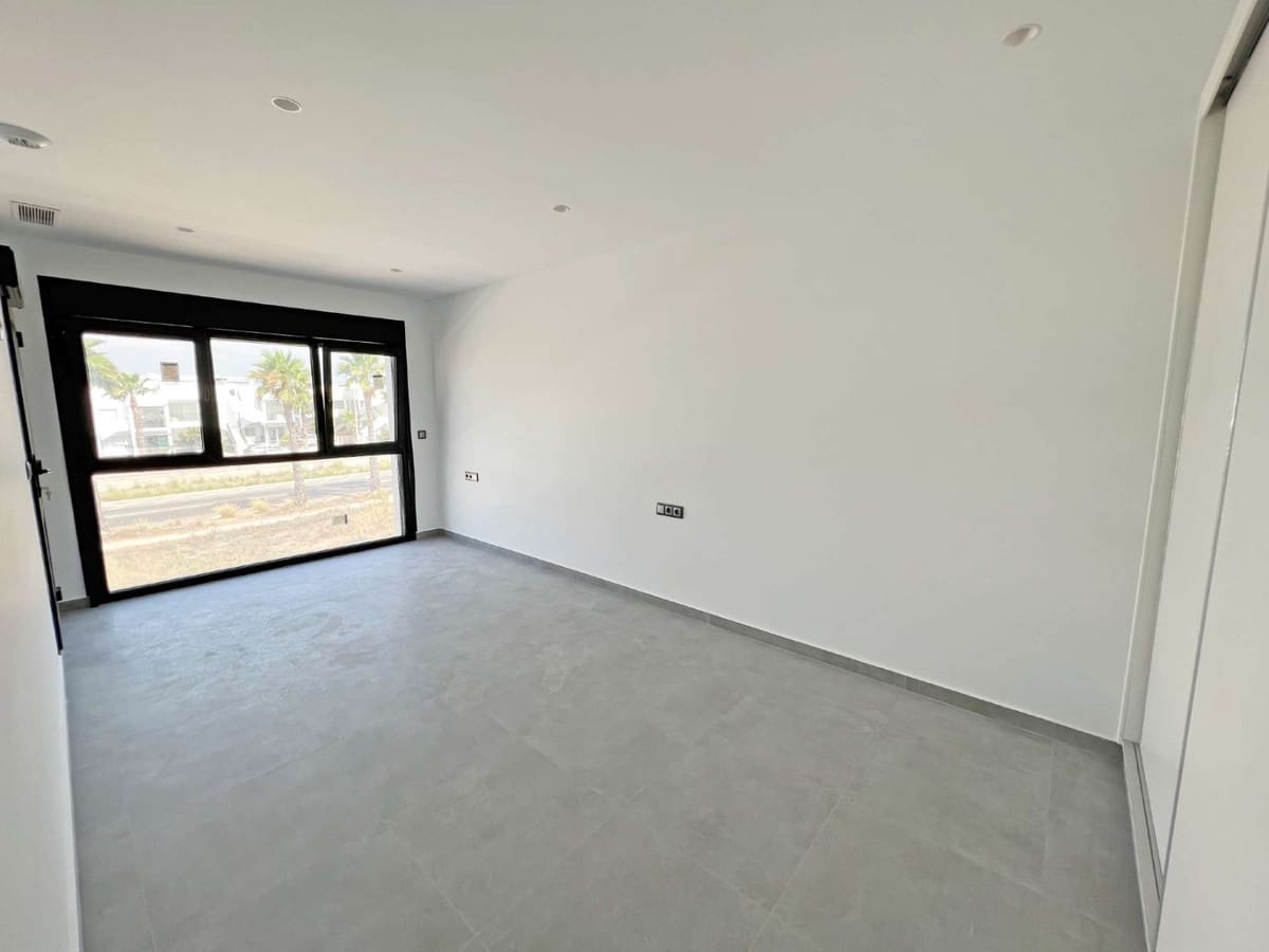 5 slaapkamer Villa te koop in Torrevieja met zwembad garage - € 1.200.000 (Ref: 9541397)