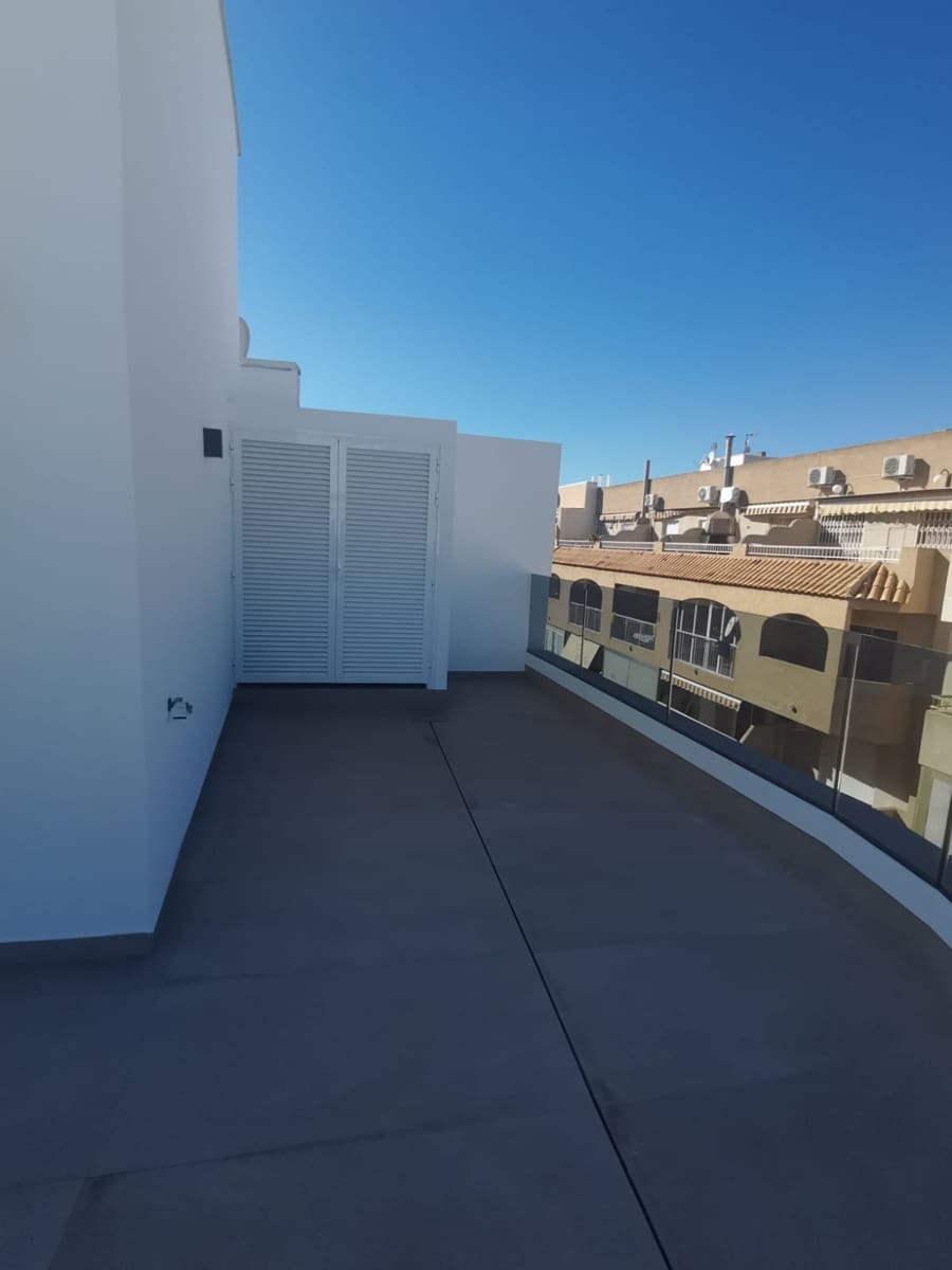 1 soveværelse Penthouse til salg i Torrevieja med swimmingpool - € 425.000 (Ref: 9541536)