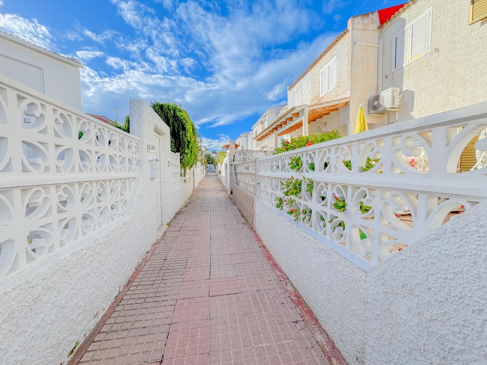 2 soveværelse Rækkehus til salg i Torrevieja med swimmingpool - € 139.000 (Ref: 9571304)