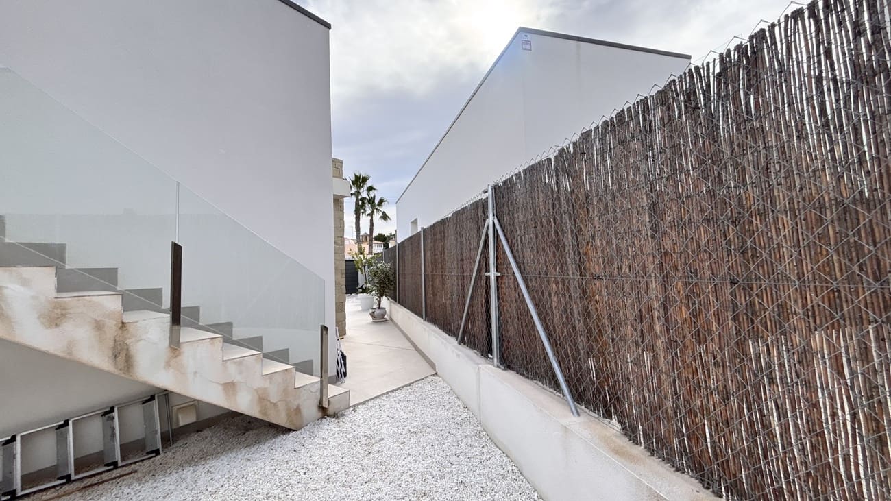 Chalet de 3 habitaciones en San Miguel de Salinas en venta - 525.000 € (Ref: 9608354)