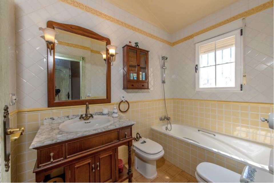 6 soverom Villa til salgs i Torrevieja med svømmebasseng - € 1 000 000 (Ref: 9608376)