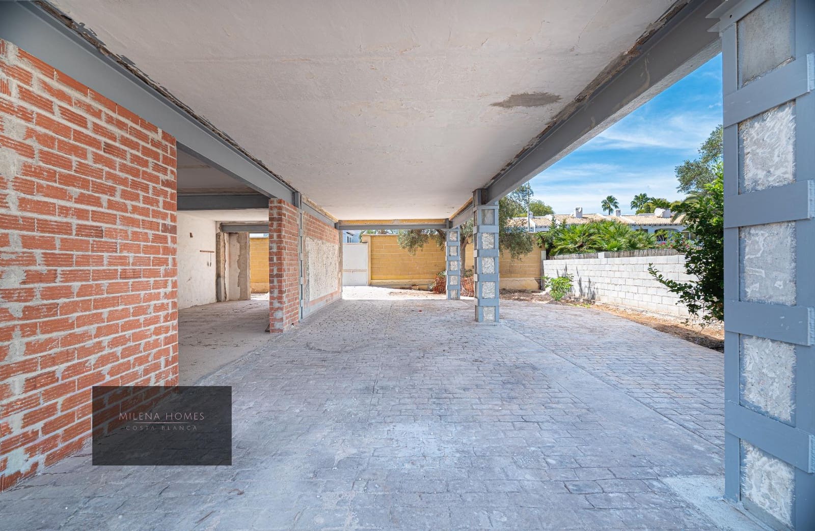 8 bedroom Villa for sale in Cabo Roig - € 2,400,000 (Ref: 9608378)