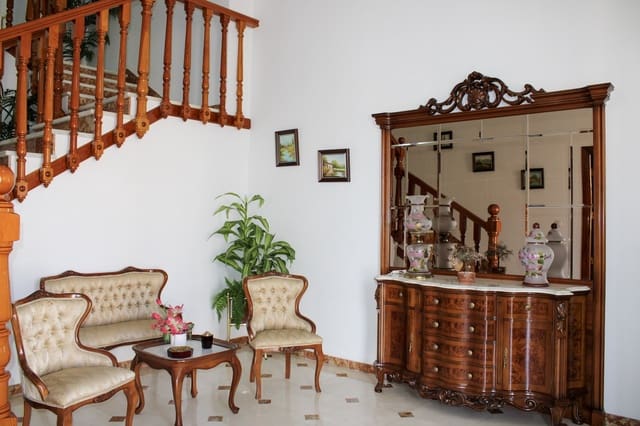 4 sypialnia Willa na sprzedaż w Fuente Vaqueros z garażem - 370 000 € (Ref: 9608476)