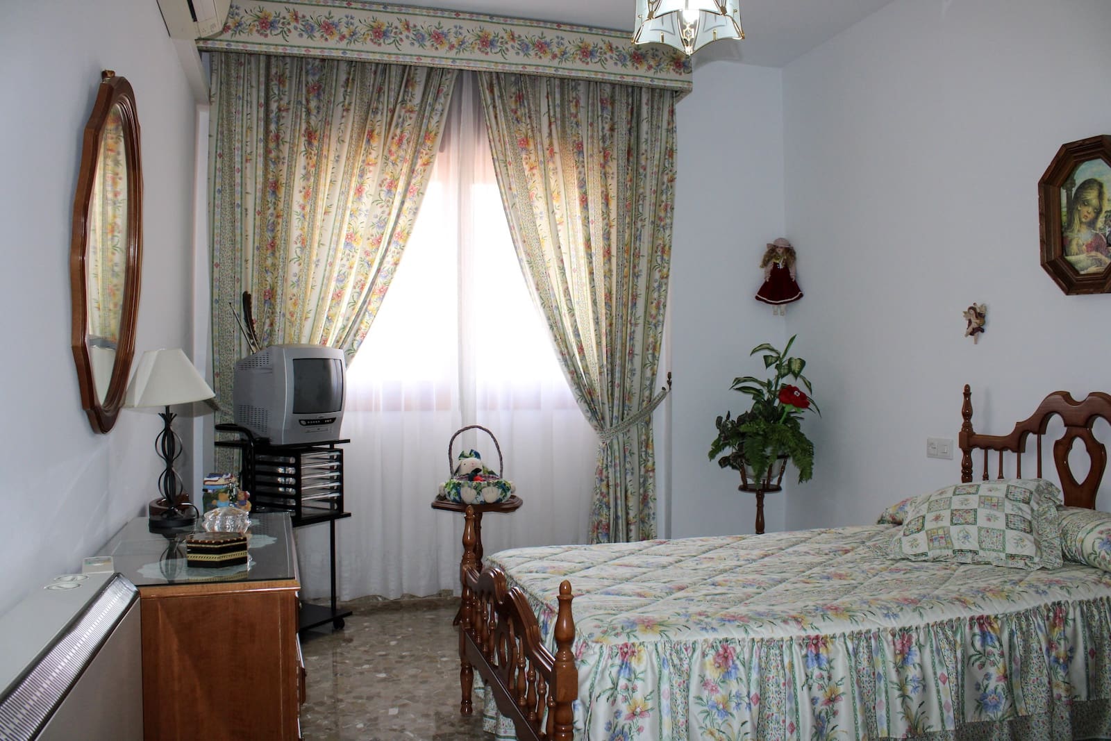 4 bedroom Villa for sale in Fuente Vaqueros with garage - € 370,000 (Ref: 9608476)