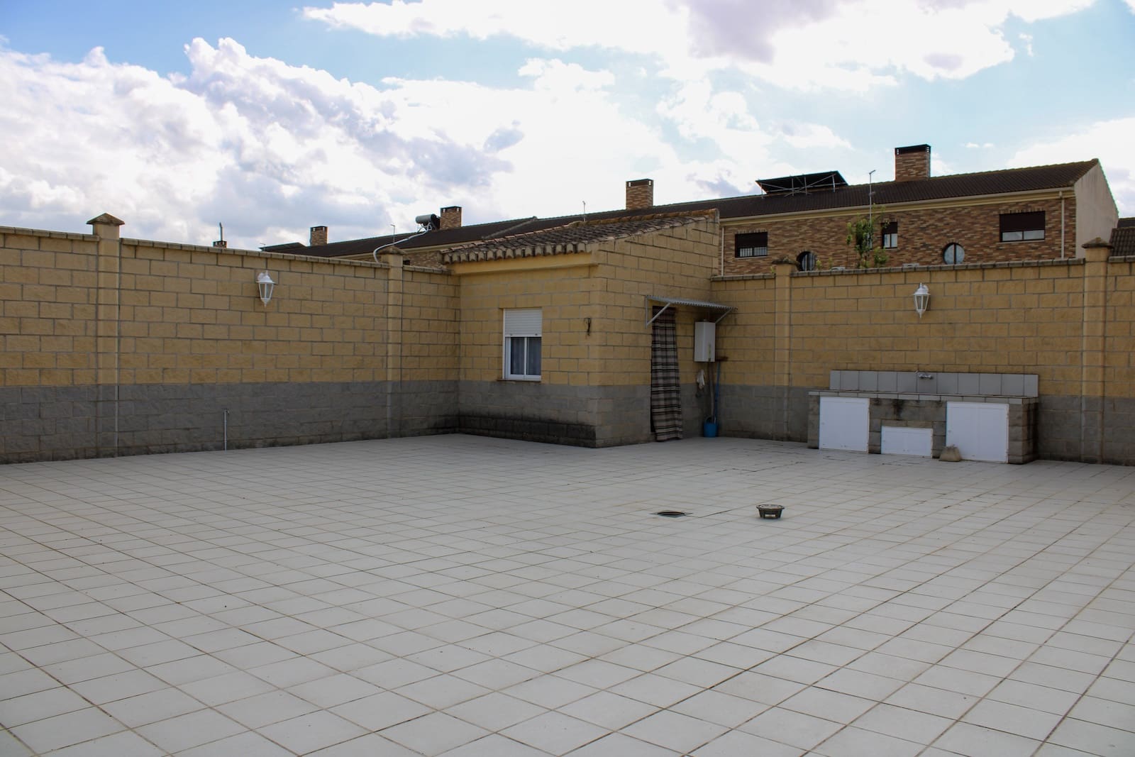 4 bedroom Villa for sale in Fuente Vaqueros with garage - € 370,000 (Ref: 9608476)