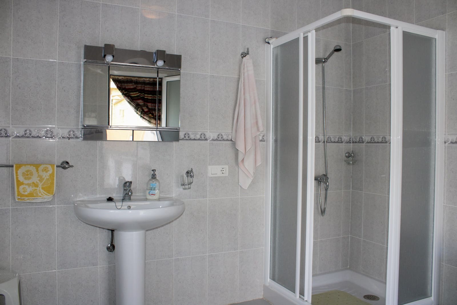 4 bedroom Villa for sale in Fuente Vaqueros with garage - € 370,000 (Ref: 9608476)