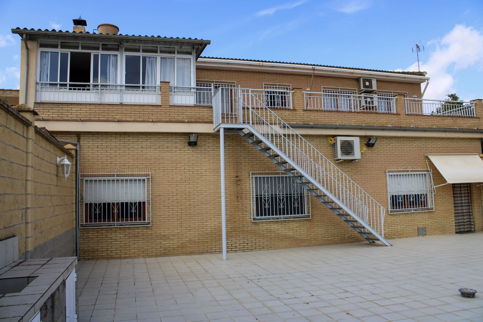 4 bedroom Villa for sale in Fuente Vaqueros with garage - € 370,000 (Ref: 9608476)