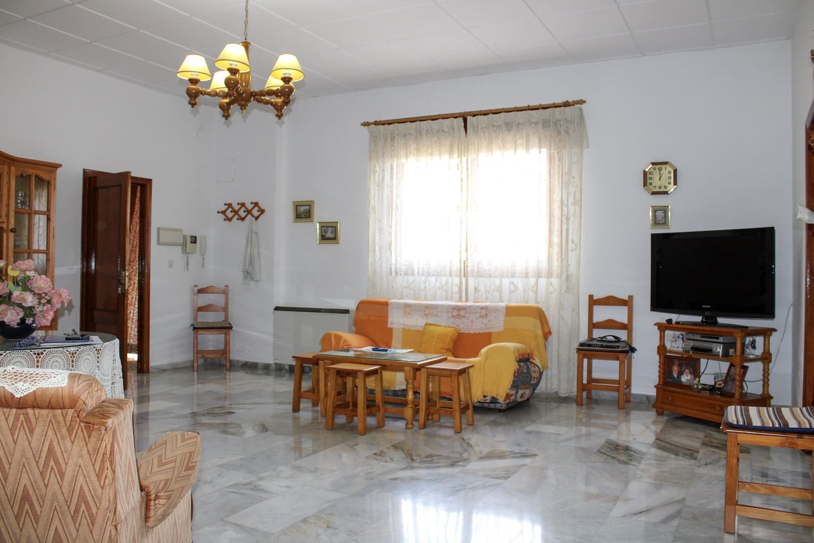 4 bedroom Villa for sale in Fuente Vaqueros with garage - € 370,000 (Ref: 9608476)