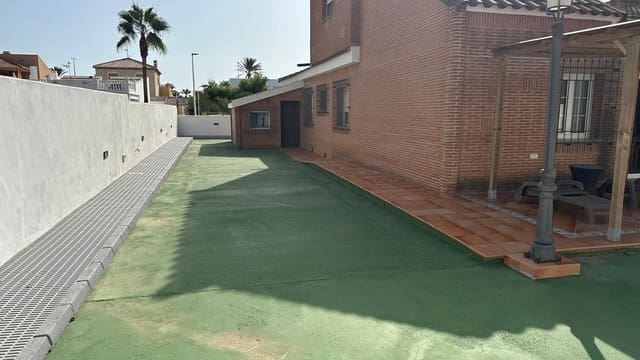 4 Zimmer Villa zu verkaufen in La Manga del Mar Menor - 531.915 € (Ref: 9608490)