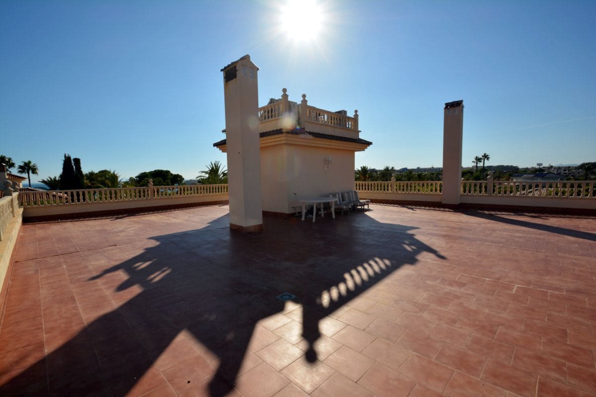 9 soverom Villa til salgs i Cabo Roig med svømmebasseng garasje - € 1 800 000 (Ref: 9608494)