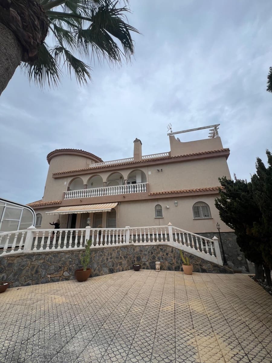 4 Zimmer Villa zu verkaufen in La Manga del Mar Menor mit Pool - 700.000 € (Ref: 9608533)