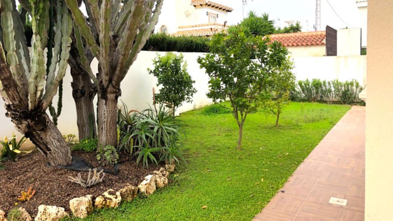 4 bedroom Villa for sale in Cabo Roig - € 910,000 (Ref: 9608550)