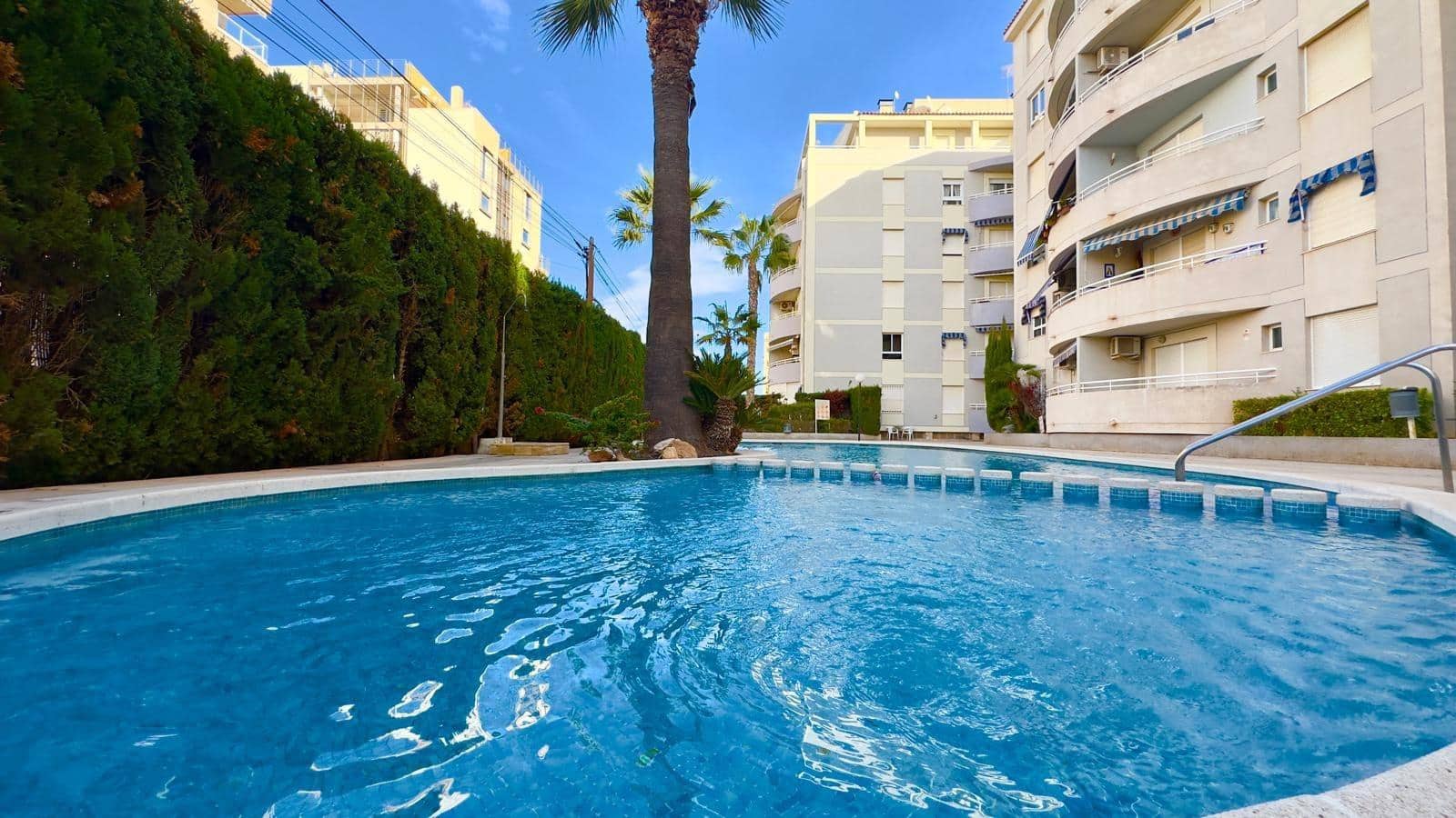 Apartamento de 2 habitaciones en Torrevieja en venta con piscina - 149.900 € (Ref: 9608654)