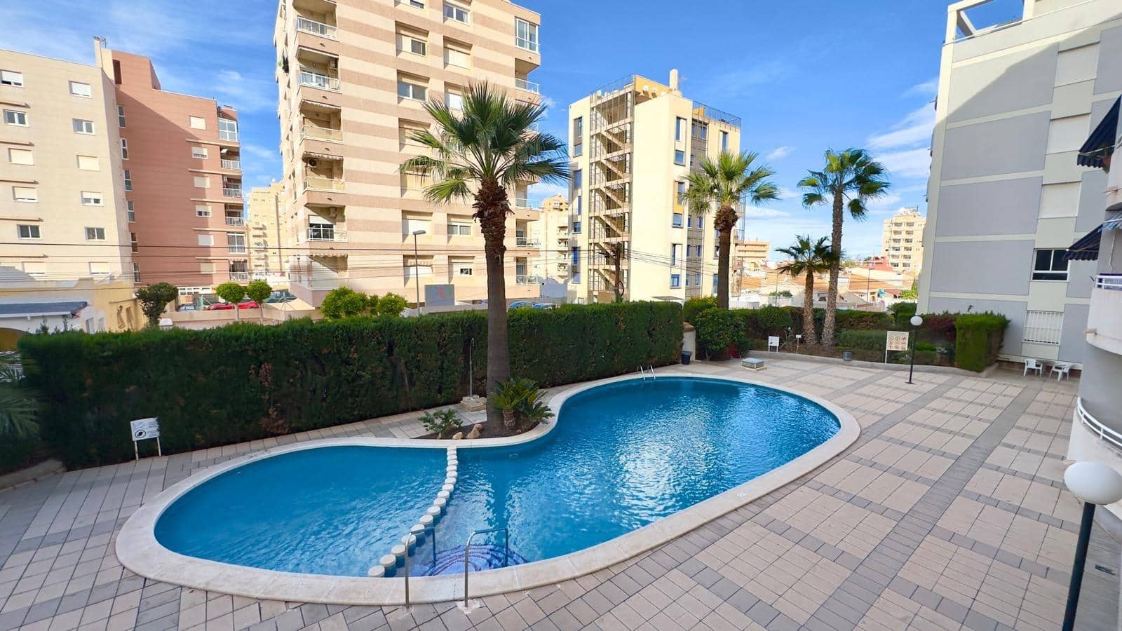 Apartamento de 2 habitaciones en Torrevieja en venta con piscina - 149.900 € (Ref: 9608654)