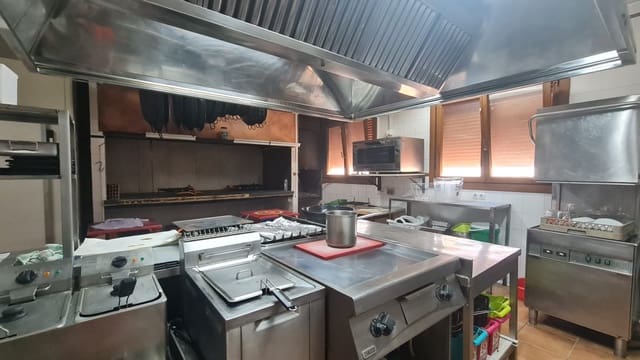 4 makuuhuone Huvila myytävänä paikassa Petrel / Petrer mukana 
autotalli - 479 995 € (Ref: 9608661)