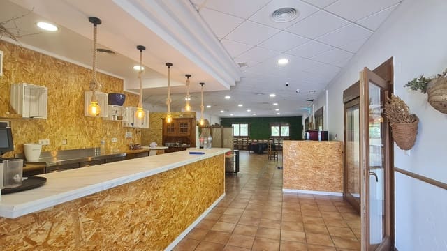 4 makuuhuone Huvila myytävänä paikassa Petrel / Petrer mukana 
autotalli - 479 995 € (Ref: 9608661)