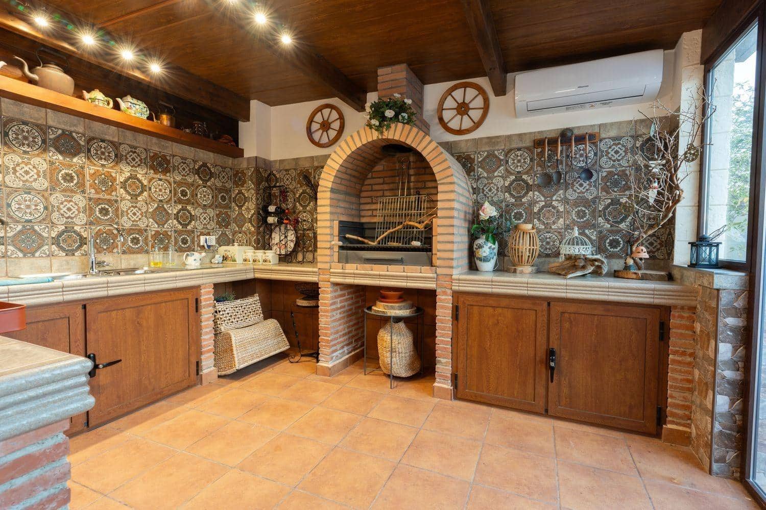 7 bedroom Villa for sale in La Siesta with pool - € 930,000 (Ref: 9608781)