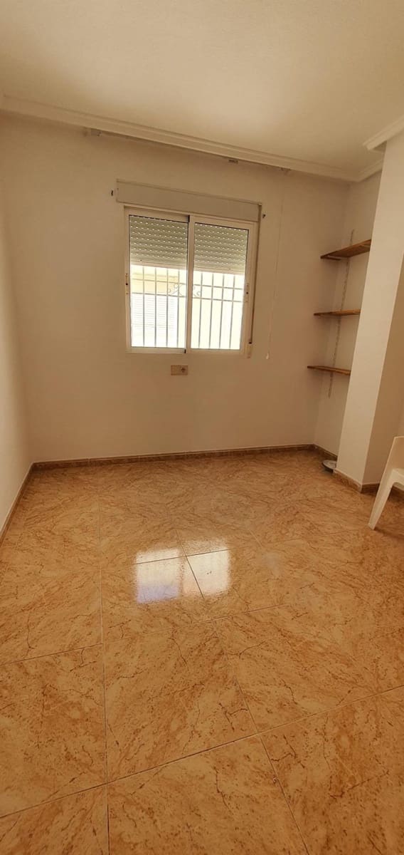 2 slaapkamer Penthouse te koop in Torrevieja met zwembad - € 136.500 (Ref: 9608924)