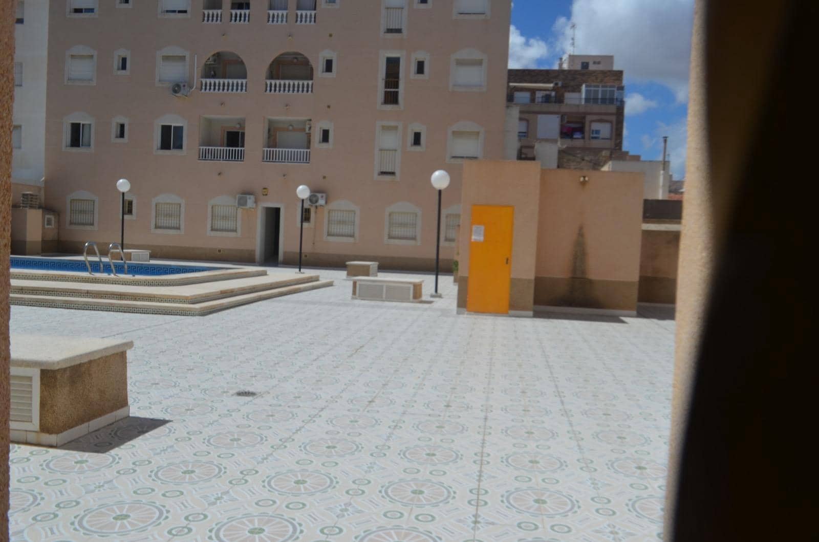 2 slaapkamer Penthouse te koop in Torrevieja met zwembad - € 136.500 (Ref: 9608924)