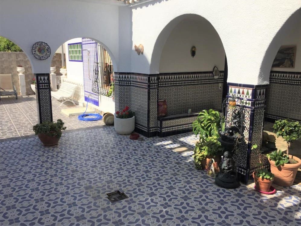 6 soverom Villa til salgs i Torrevieja - € 950 000 (Ref: 9608930)
