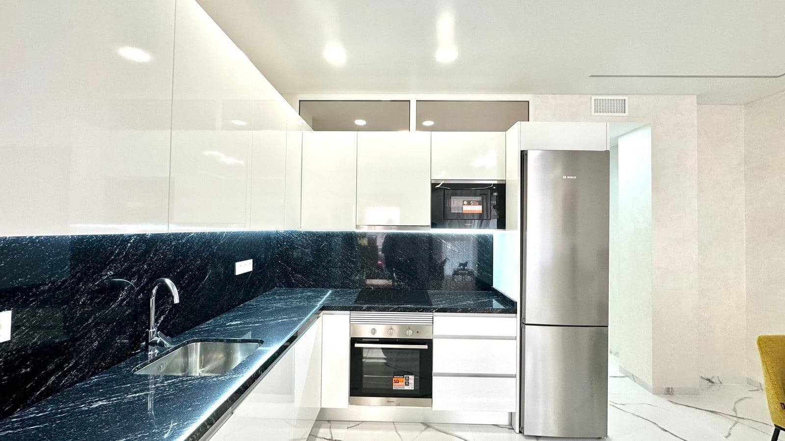 Apartamento de 2 habitaciones en Torrevieja en venta - 250.000 € (Ref: 9609005)