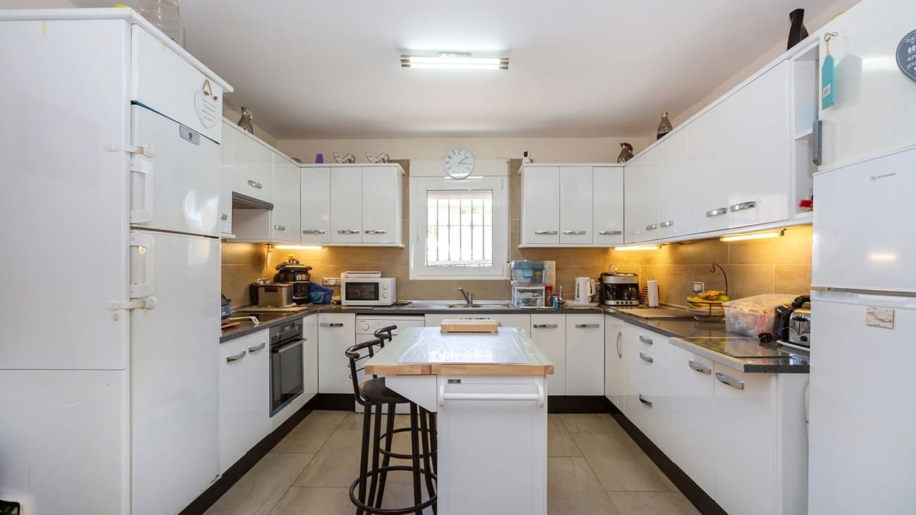 6 bedroom Villa for sale in Torrevieja - € 617,000 (Ref: 9609008)