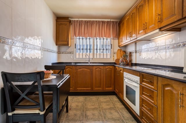 2 bedroom Villa for sale in Guardamar del Segura with garage - € 299,900 (Ref: 9609061)