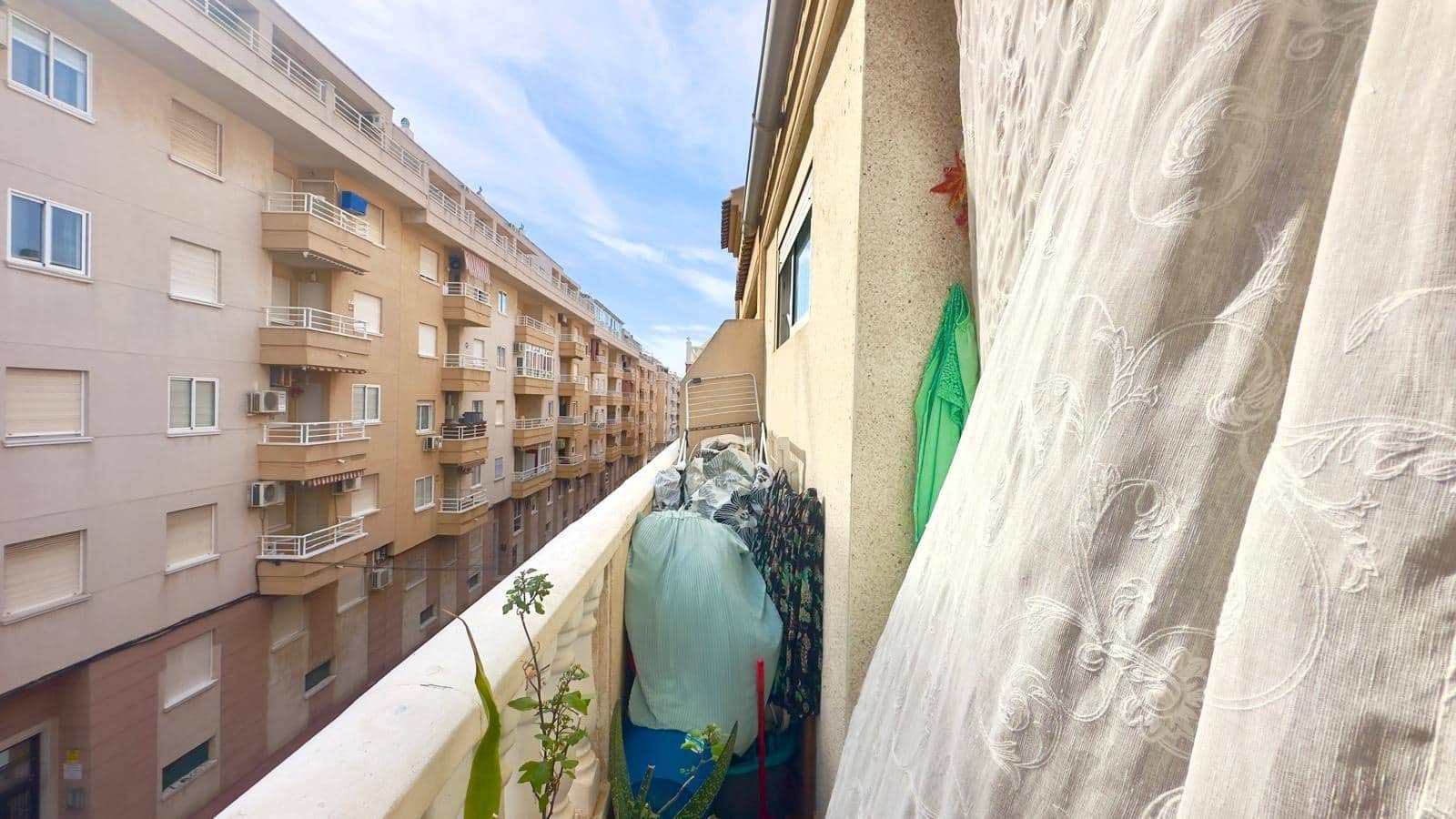 2 makuuhuone Kattohuoneisto myytävänä paikassa Torrevieja mukana uima-altaan - 149 900 € (Ref: 9609120)