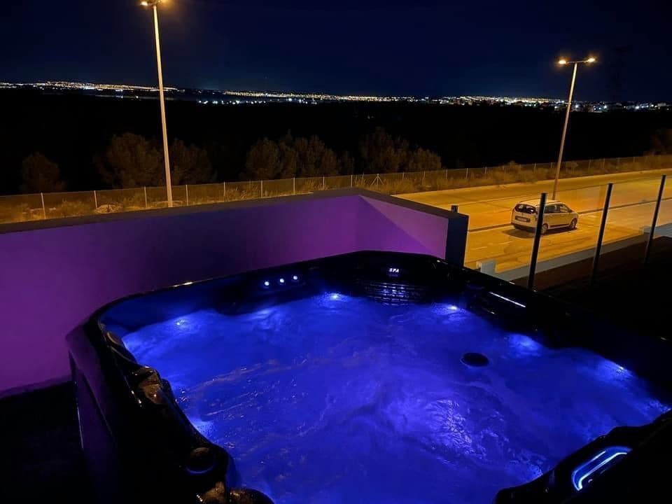 Chalet de 3 habitaciones en Orihuela Costa en venta con piscina - 400.000 € (Ref: 9609207)