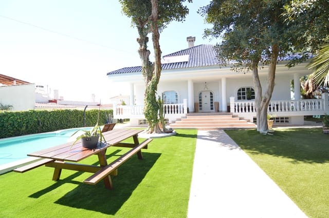 4 bedroom Villa for sale in Centro, Torrevieja - € 890,000 (Ref: 9609258)