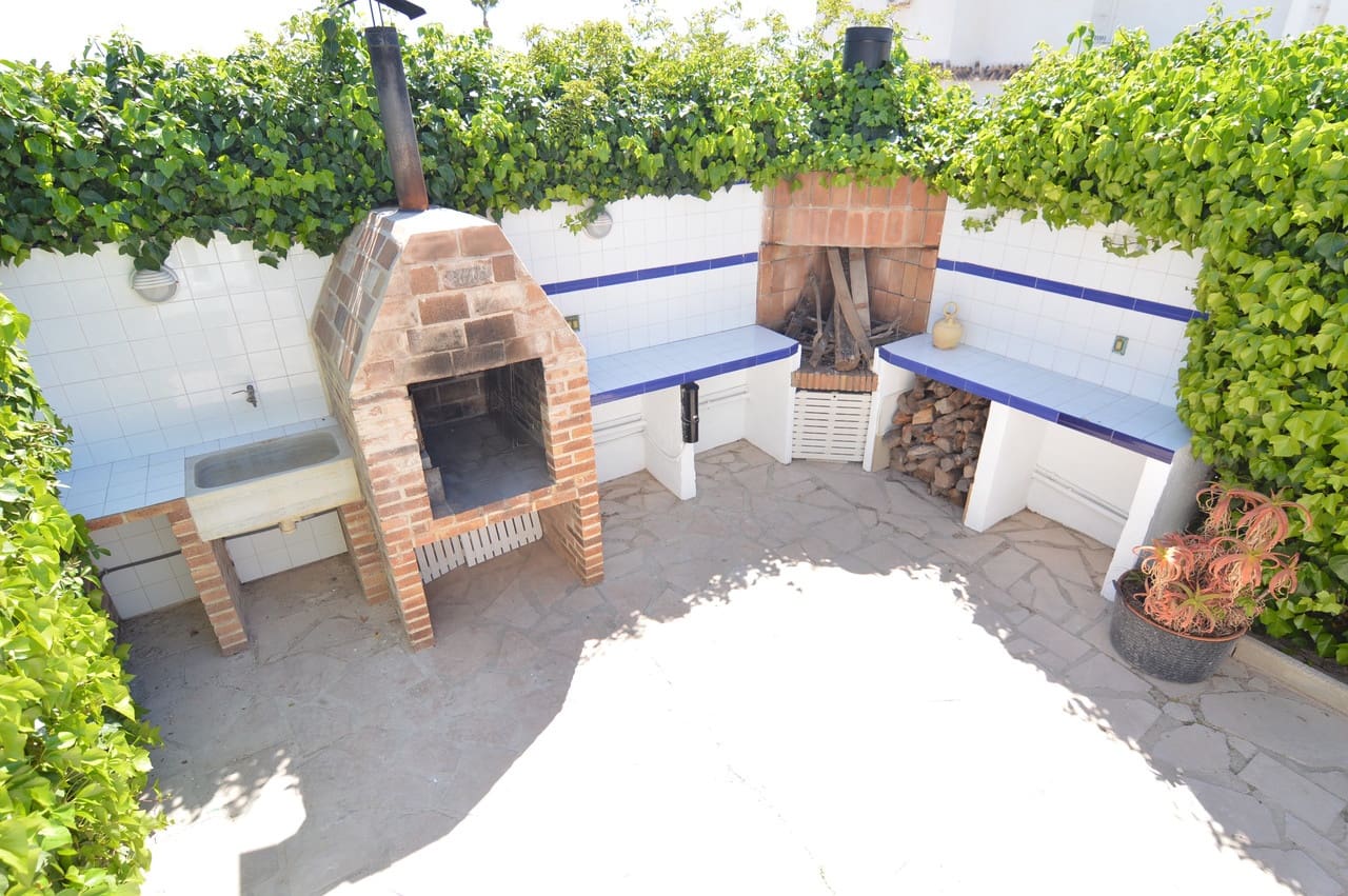 4 bedroom Villa for sale in Torrevieja - € 890,000 (Ref: 9609258)