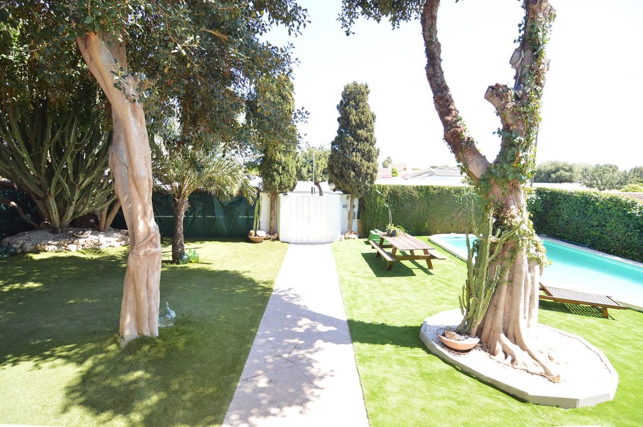 4 bedroom Villa for sale in Torrevieja - € 890,000 (Ref: 9609258)