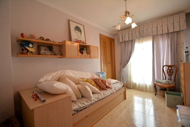 Chalet de 8 habitaciones en Guardamar del Segura en venta con garaje - 800.000 € (Ref: 9609289)