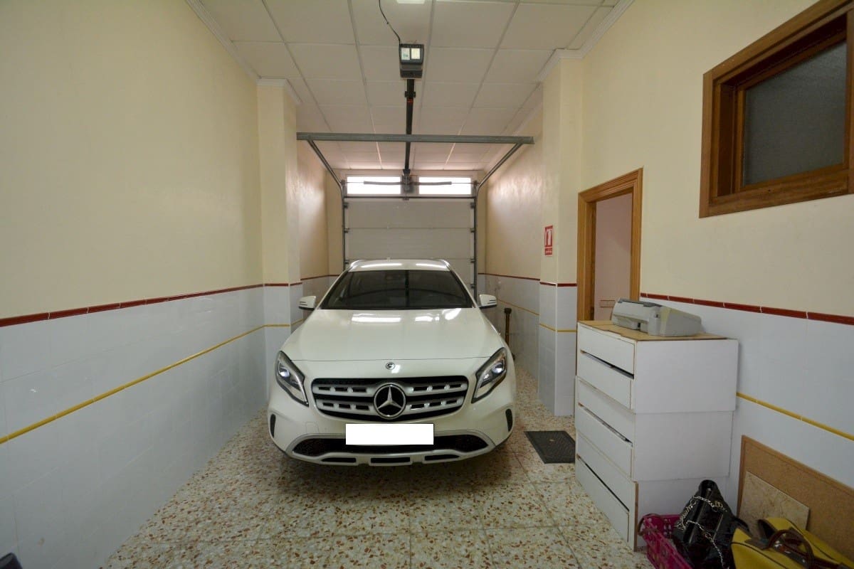 Chalet de 8 habitaciones en Guardamar del Segura en venta con garaje - 800.000 € (Ref: 9609289)