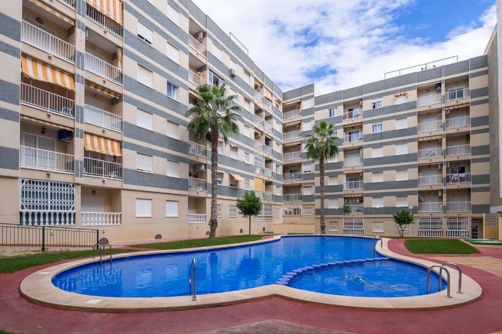 1 bedroom Apartment for sale in Torrevieja with pool - € 115,000 (Ref: 9609315)