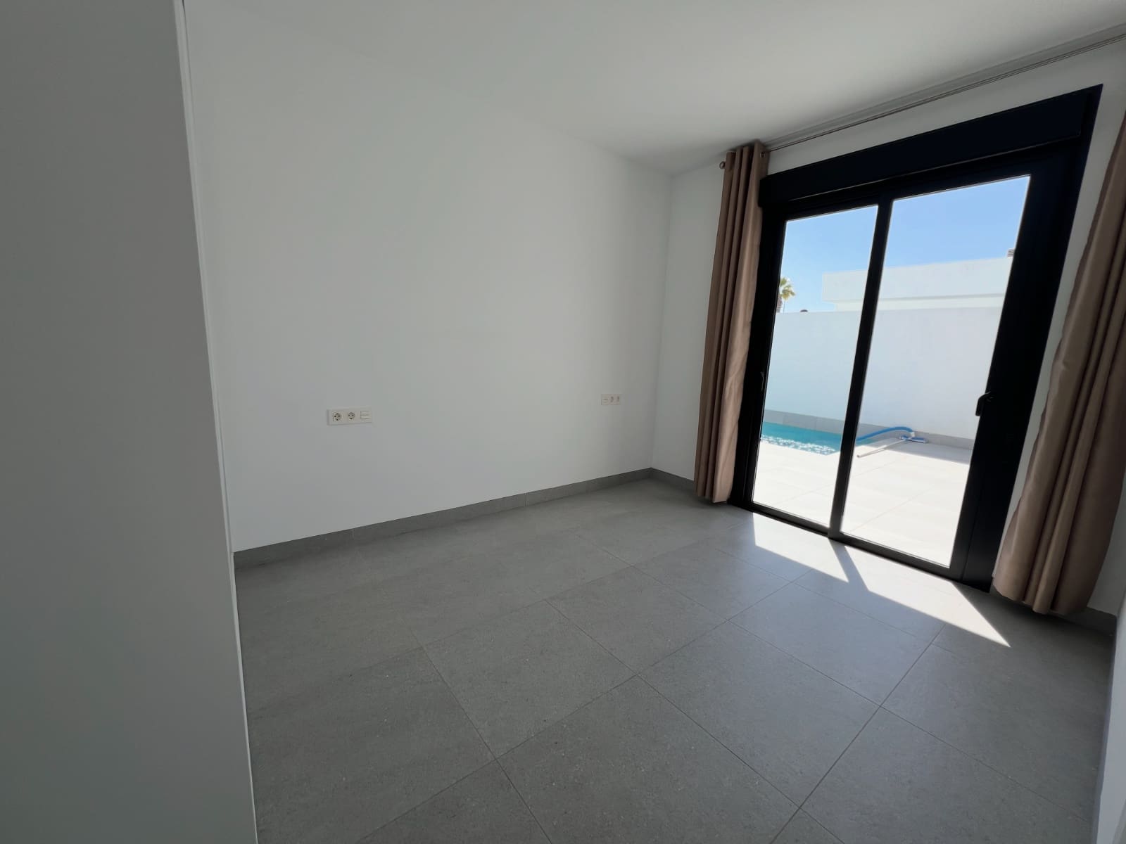 2 soveværelse Villa til salg i Roldan med swimmingpool - € 269.000 (Ref: 9609328)