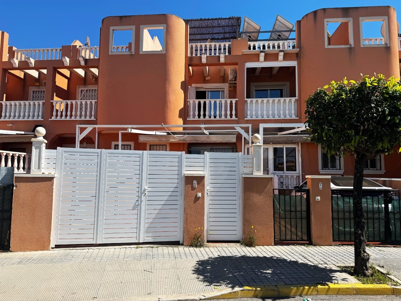 3 soverom Hus til salgs i Torrevieja med svømmebasseng - € 228 000 (Ref: 9609344)