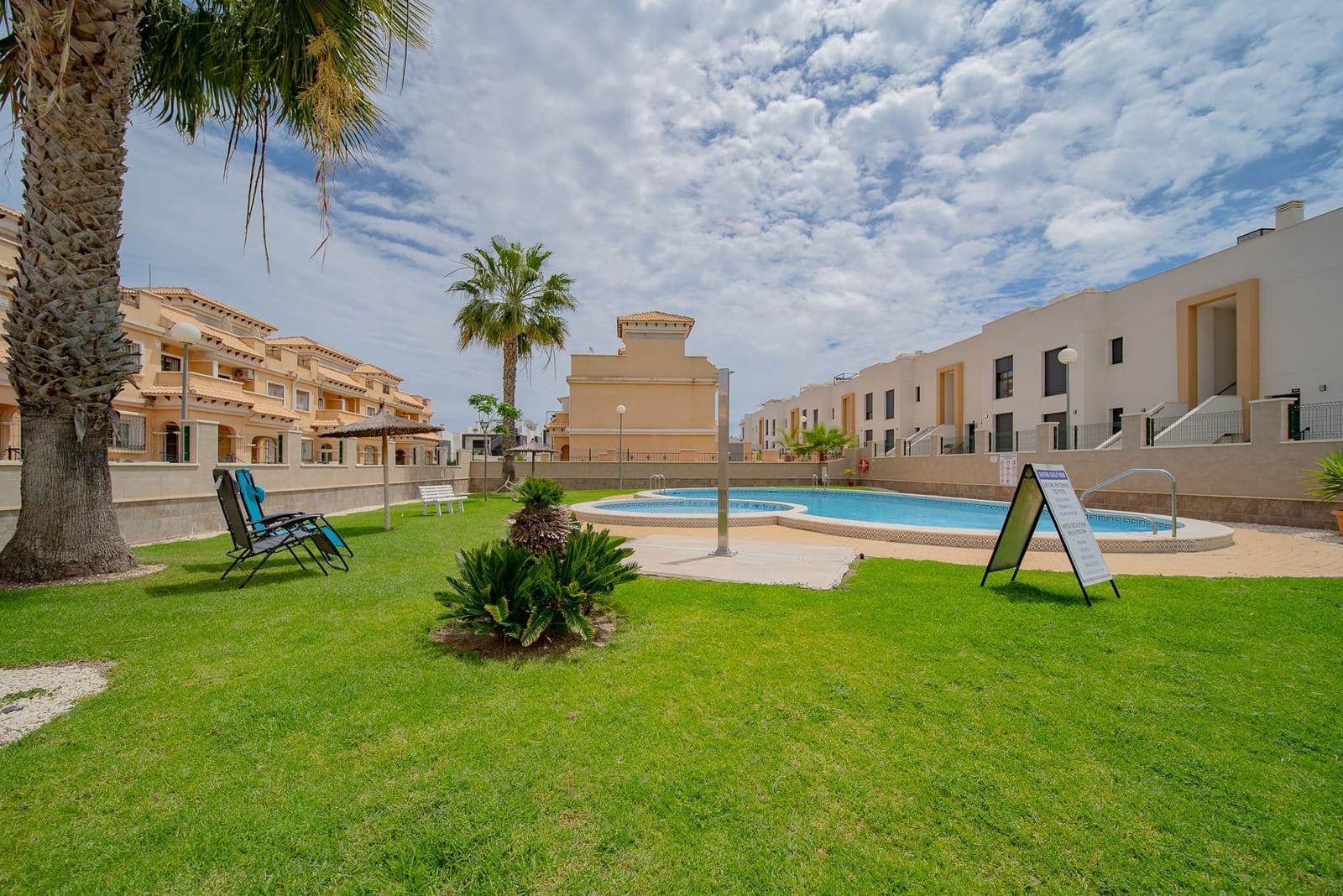 3 soverom Hus til salgs i Orihuela Costa med svømmebasseng - € 279 900 (Ref: 9609346)
