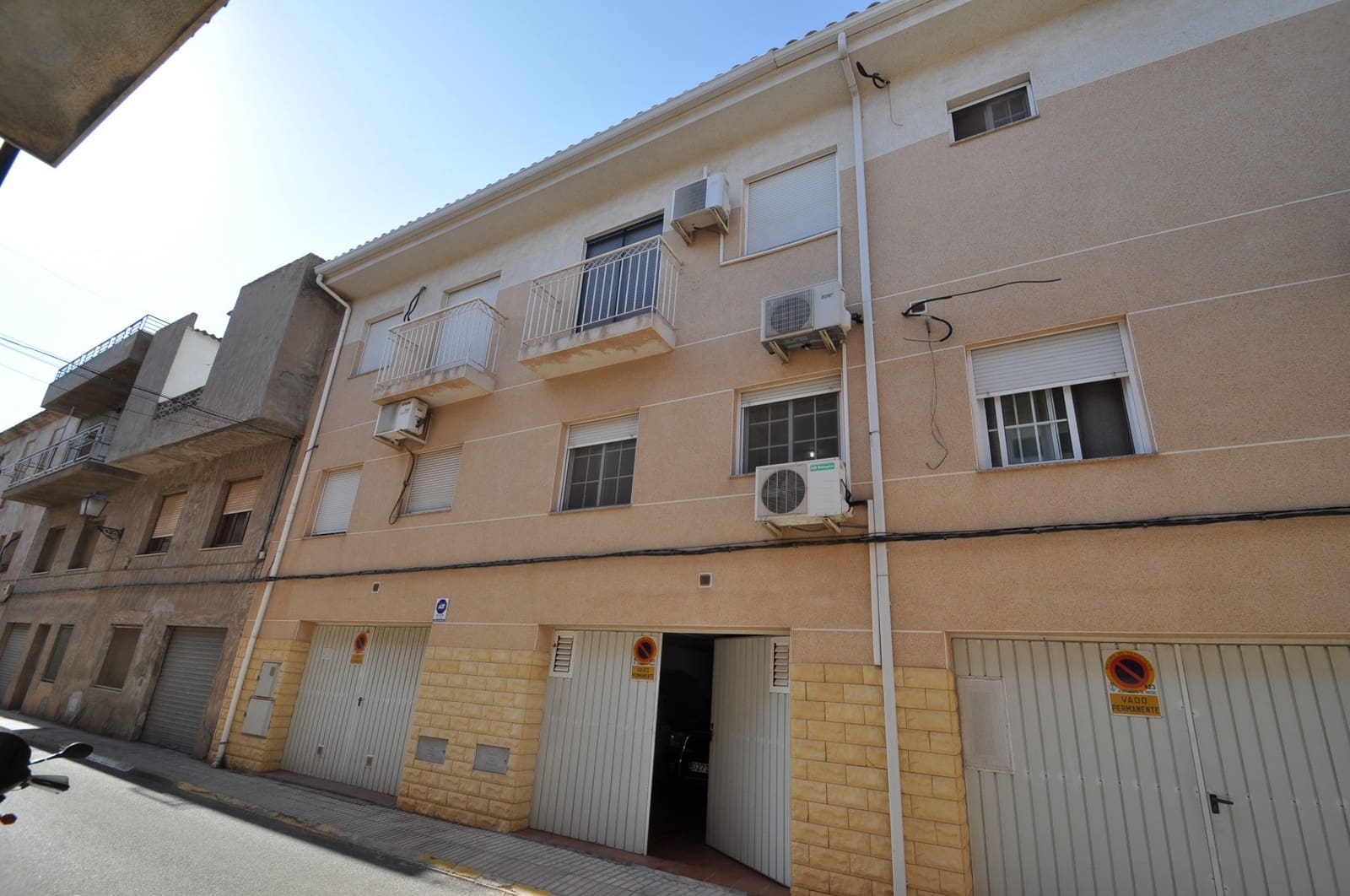 3 bedroom Townhouse for sale in Pinoso with garage - € 136,500 (Ref: 9609358)