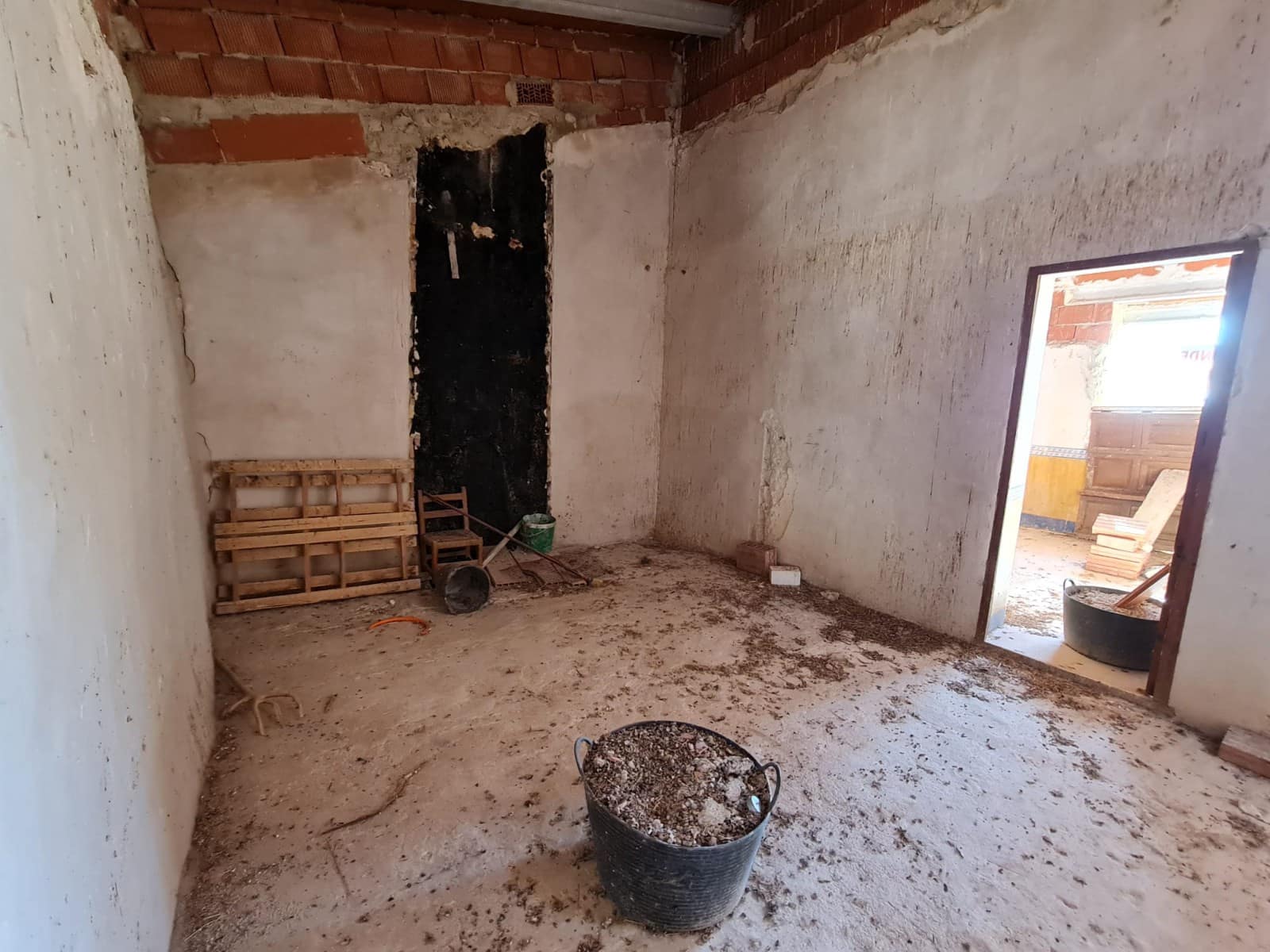 6 bedroom Townhouse for sale in Pinoso - € 114,995 (Ref: 9609372)